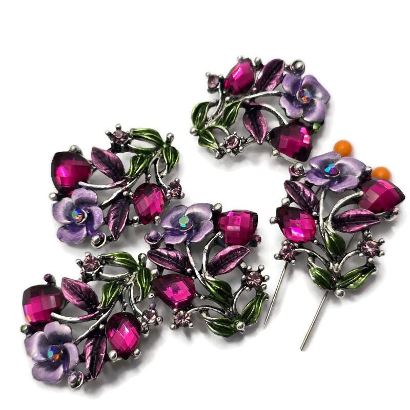 These Floral 2 Hole Slider Beads combine colorful enamel flowers, sparkling rhinestones, and faceted crystals into eye-catching focal beads for jewelry making. Perfect for bracelets, necklaces, bead weaving, and artisan jewelry, these decorative metal beads feature a graceful vine design that complements cottagecore, vintage-inspired, bohemian, and garden-themed creations with beautiful texture and sparkle.